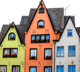 Fototapeta na wymiar Eine Reihe bunter Häuser am Rheinufer in Köln