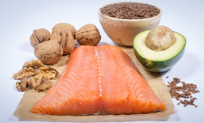 Sources of omega 3 fatty acids: flaxseeds, avocado, salmon and walnuts