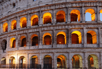Naklejka premium The Roman Colosseum at dusk