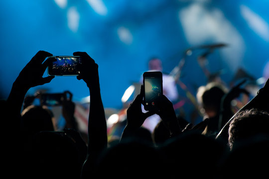 Concert crowd takes on a mobile phone