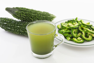 新鮮なにがうりと野菜ジュース