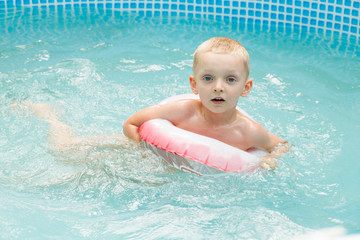 Fototapeta na wymiar boy in swimming pool