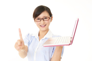 ノートパソコンを持つ笑顔の女性