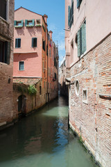 Fototapeta na wymiar bunte Häuser in Venedig