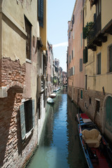 Fototapeta na wymiar Häuser und Boote in Venedig