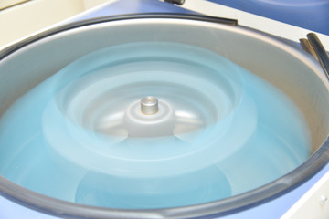 Moving blood tubes in the laboratory centrifuge