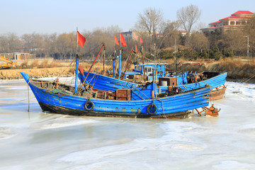 Fototapeta premium In winter, the sea fishing boat