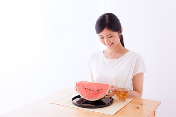 スイカを食べる女性