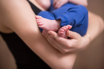 Obraz na płótnie Canvas The feet of a newborn baby