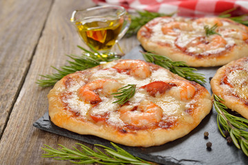 Mini pizza with shrimp and rosemary