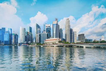 Fototapeta premium centralną panoramę Singapuru. Wieże finansowe i most napędowy Esplanade