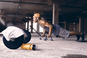 Obraz na płótnie Canvas Guy in the baseball cap in the gym