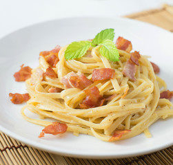 spaghetti cabonara with bacon and ham