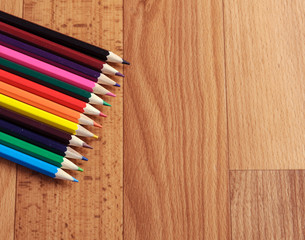 Obraz premium Colored pencils on a wooden board