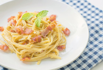 spaghetti cabonara with bacon and ham