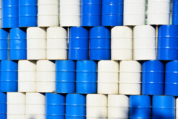 Weiße und blaue Ölfässer gestapelt