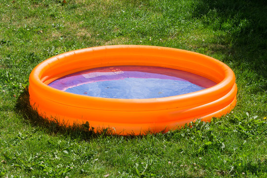 Orangefarbener Pool