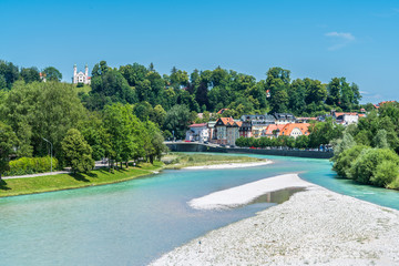Blick auf die Isar und Bad Tölz mit Kalvarienberg