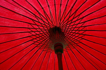 Roter Sonnenschirm