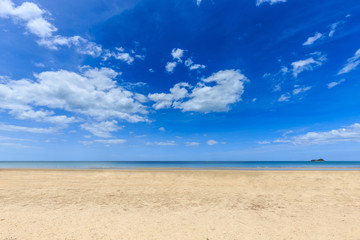 Fototapeta na wymiar Suan Son Pradipat Beach with blue sky