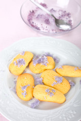 Selbstgemachte Kekse mit Lila- Zucker