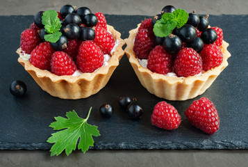 Tartlets with raspberries and currants