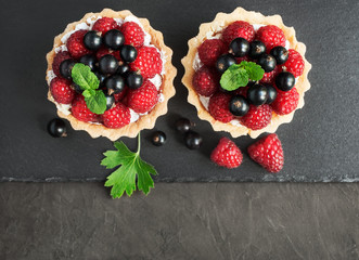 Tartlets with raspberries and currants