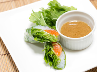 サーモンの生春巻き