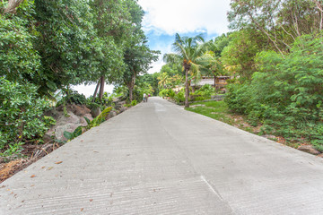 route côtière principale à anse Patates, la Digue, Seychelles