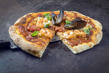 Seafood Pizza auf altem Blech