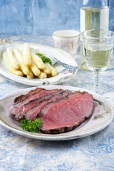 Roast Beef mit weißen Spargel