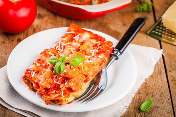 Homemade cannelloni with spinach and tomato sauce