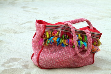 Naklejka premium multicolored beach bag on the sand