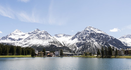 Arosa Dorf See und Berglandschaft in der Schweiz