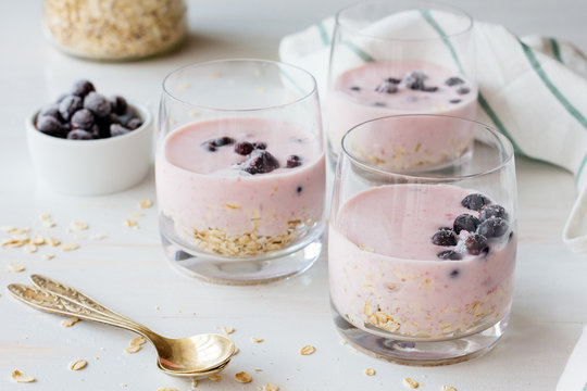 Glasses with oatmeal, yoghurt and berries