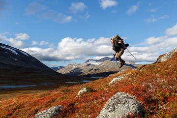 Fototapeta na wymiar Wanderer im Herbstlichen Fjäll in Norwegen