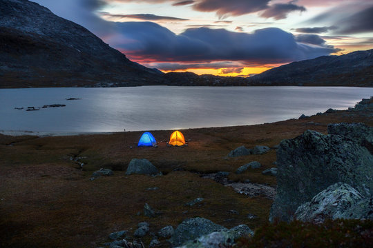 Beleuchtete Zelte an einem See in Nordschweden