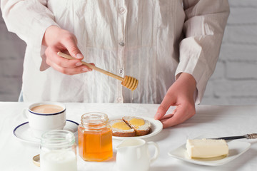 Obraz na płótnie Canvas Young girl preparing healthy breakfast