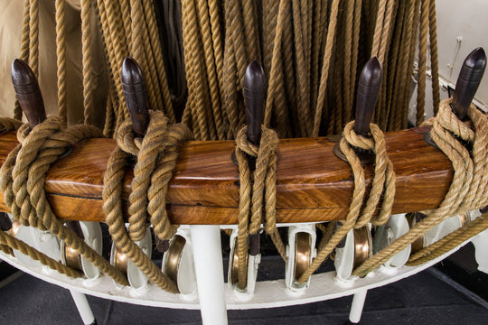 Drizze, scotte e cime di manovra su caviglie, corde su pioli di legno su un veliero