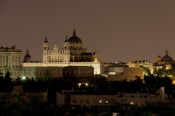 Fototapeta na wymiar Night view of the Almudena Cathedral and Royal Palace in Madrid, Spain 