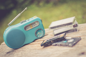 Retro Radio und Kassetten auf Holzuntergrund