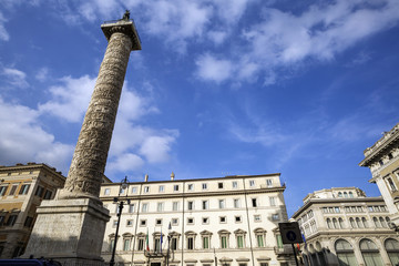 Roma: Piazza colonna - colonna di Marco Aurelio - sullo sfondo palazzo Chigi