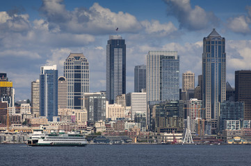 Obraz premium Seattle Skyline. Letni widok na panoramę Seattle z zachodniej części Seattle na zatokę Elliott. Statki wycieczkowe, promy, holowniki i frachtowce to częsty widok w tym morskim mieście.