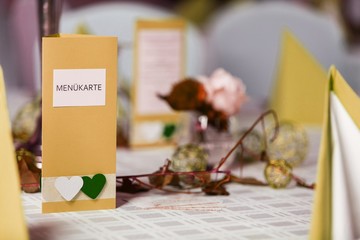Festliche Menükarte auf gedecktem Tisch im Restaurant