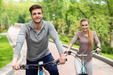 Obraz premium Happy young man and woman resting together