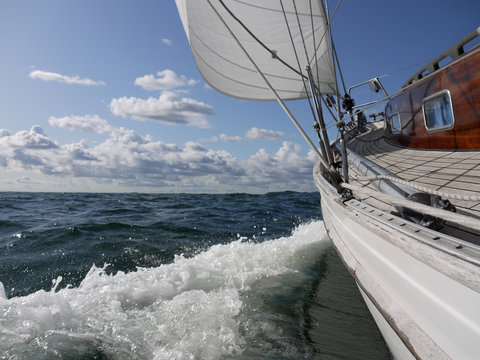 Segelyacht am Wind auf der Ostsee