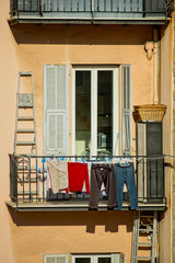 Fototapeta na wymiar Laundry hanging out of a typical Nice facade