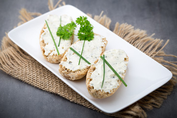 Crispbread with soft cheese with herbs and bacon.