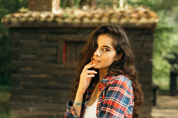 Naklejka premium Portrait of a brunette young and pretty girl in nature with natural light