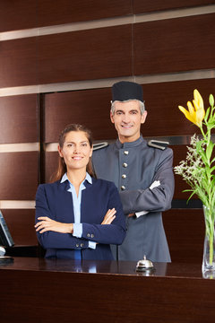Concierge und Empfangsdame an Hotel Rezeption
